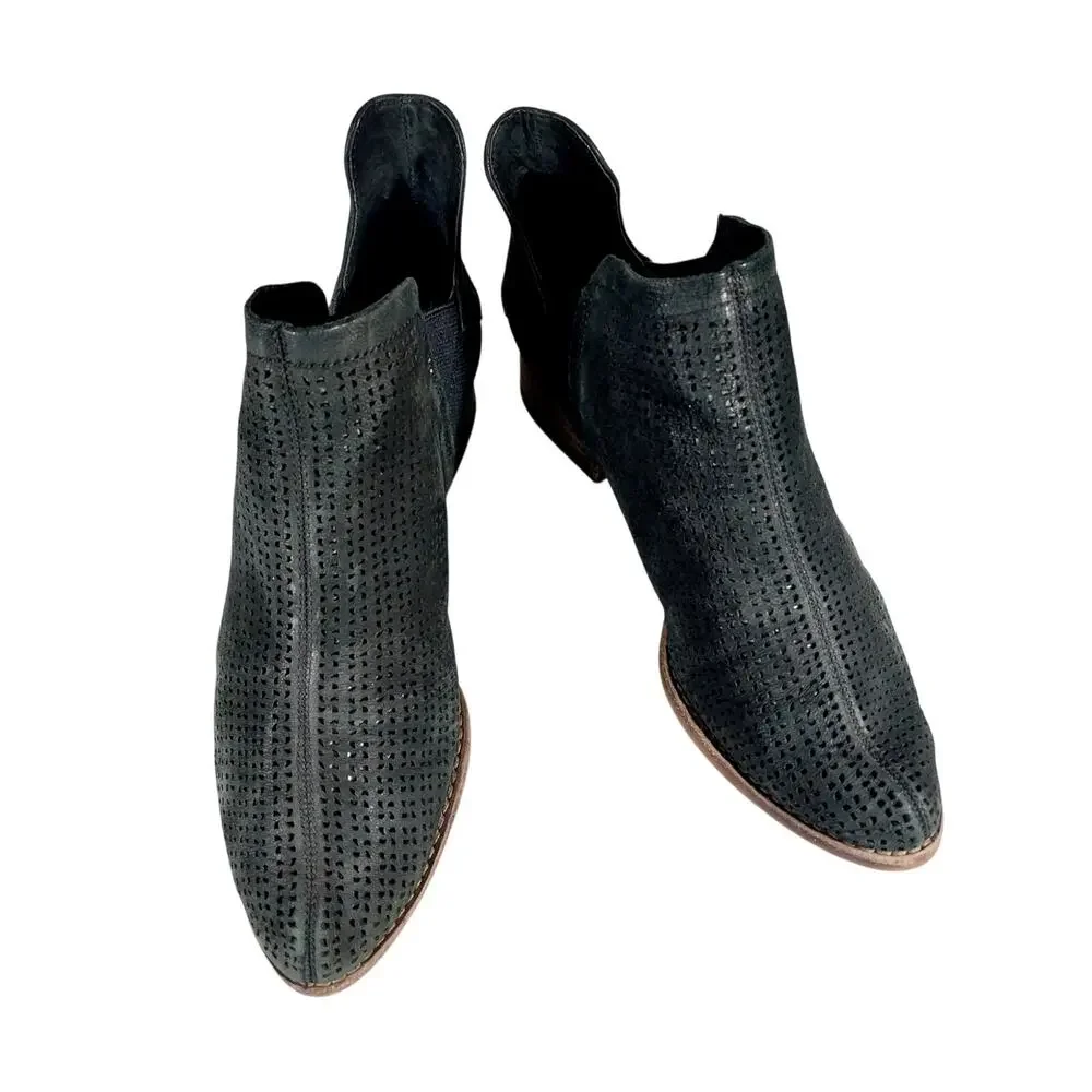 VINCE CAMUTO! BLACK GENUINE SUEDE LEATHER PERFORATED FINISH ANKLE BOOTS! SZ 5.5M